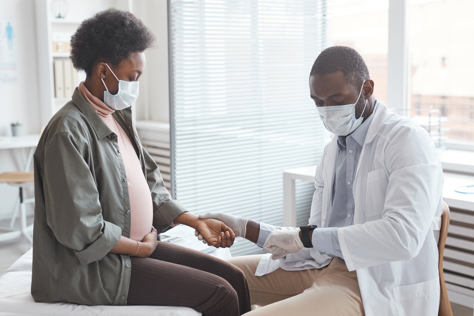 Doctor consulting a pregnant patient